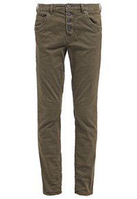 Pantalones ajustados de color verde oliva con cierre frontal de cuatro botones, bolsillos delanteros y traseros, y costuras visibles.