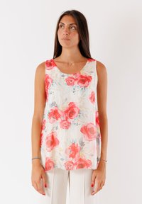Top senza maniche floreale realizzato in tessuto leggero, con grandi rose rosse, colori tenui e scollatura a barca. Design fluido.
