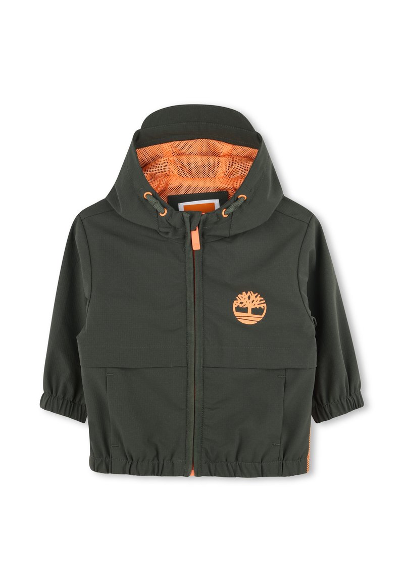 Groene jas met een oranje netvoering, ritssluiting, elastische manchetten en een logo op de borst. Inclusief voorzakken.