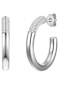 Silverörhängen i ring med ett texturerat band och små klara stenar. Ringarna har en slät, polerad yta och en diskret böjning.