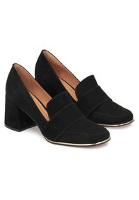 Scarpe con tacco a blocco in suede nero con una larga fascetta sulla tomaia e dettagli dorati lungo la suola. Design classico con punta affusolata.