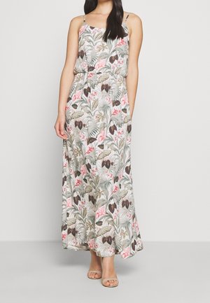 Robe maxi à fines bretelles, avec un motif floral rose, vert et gris sur un fond clair, taille cintrée, tissu fluide.