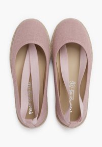 Růžové baletky z plátna s elastickými pásky, podrážka z přírodních vláken, kulatá špička, texturovaný svršek a decentní branding na stélce.