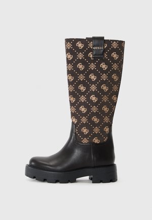 Bottine en cuir noir avec une tige en tissu brun à motif présentant des logos beiges. Semelle épaisse et une languette en haut pour un enfilage facile.