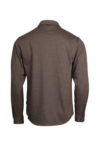 Chemise marron à manches longues vue de dos, dotée d'un col, de poignets boutonnés et d'un ourlet légèrement arrondi.