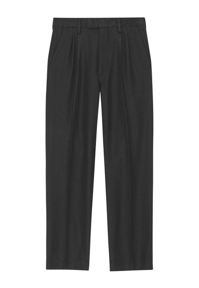 Schwarze, plissee Hosen aus einem glatten Stoff; mit einem Bund und Gürtelschlaufen sowie geradem Beinausschnitt. Minimalistisches Design ohne Muster.