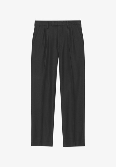 Zwarte geplisseerde broeken van een soepele stof; voorzien van een tailleband met riemlussen en een recht gesneden pijp. Minimalistisch ontwerp zonder patronen.