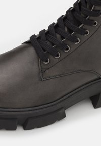 Steve Madden TANKER-M - Šněrovací kotníkové boty - dark grey/black