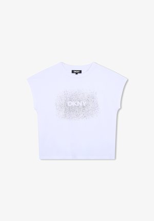 Camiseta blanca cortada con mangas cortas, que presenta un logo plateado brillante de "DKNY" en el centro, hecha de un material de algodón suave.