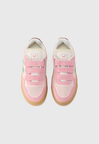 Roosad tossud, millel on aukudega varvas, kolm roosat takjakinnitust, valged detailid ja kummist pruun tald. Keelel on nähtav bränd.