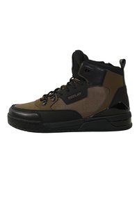 Zapatilla alta en tonos marrón y negro, confeccionada con materiales de malla y cuero, suela de goma texturizada y cordones negros. Presenta un logotipo en el lateral.