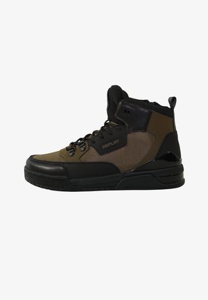 Baskets montantes marron et noires avec des matériaux en mesh et en cuir, semelle en caoutchouc texturé et lacets noirs. Présente un logo sur le côté.