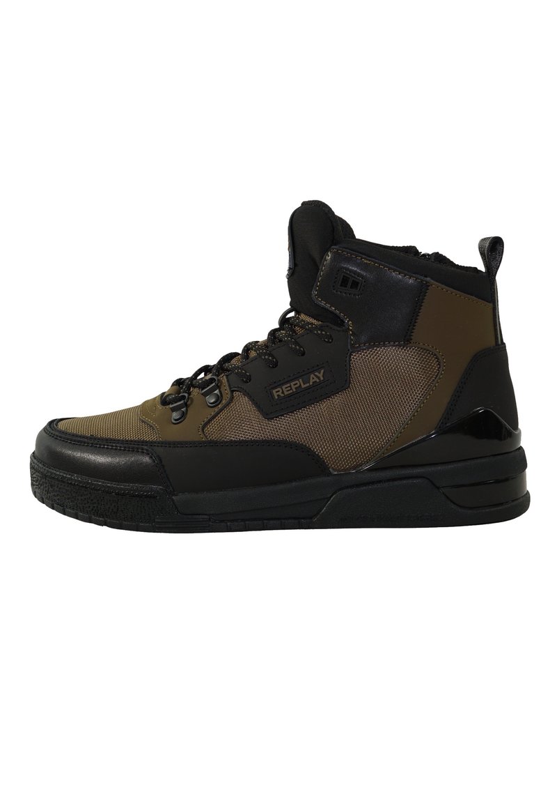 Zapatilla alta en tonos marrón y negro, confeccionada con materiales de malla y cuero, suela de goma texturizada y cordones negros. Presenta un logotipo en el lateral.