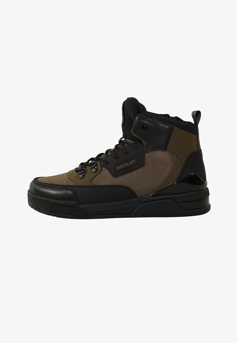 Zapatilla alta en tonos marrón y negro, confeccionada con materiales de malla y cuero, suela de goma texturizada y cordones negros. Presenta un logotipo en el lateral.