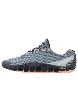 Lichtgewicht hardloopschoen van Merrell met een blauw-grijze gebreide bovenkant, zwarte gesegmenteerde zool en perzikkleurige accenten op de veters en buitenzool.