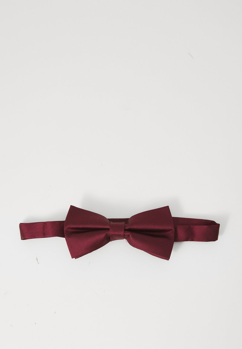 Burgunderfarbige Satin-Schleife mit strukturiertem Finish, ausgestattet mit einem zentralen Knoten und einem verstellbaren Band für einen sicheren Sitz.