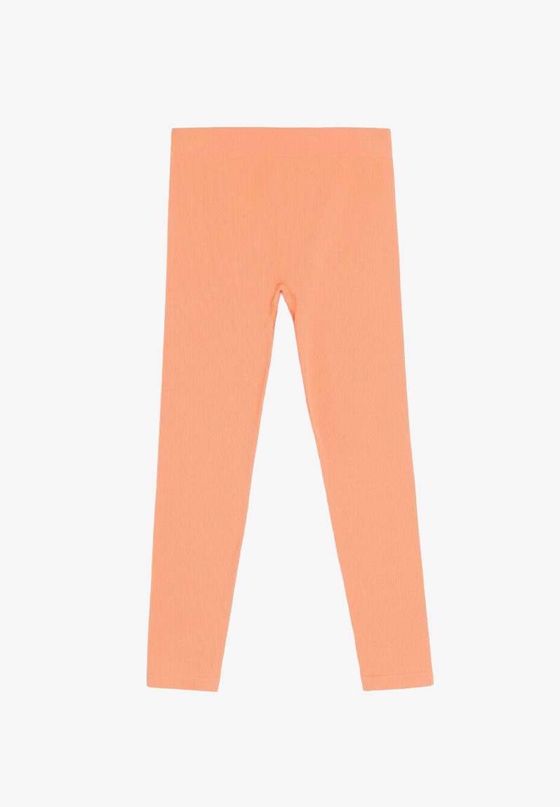 Legginsy w kolorze brzoskwiniowym wykonane z prążkowanej tkaniny. Dopasowany krój z wysokim stanem, gładka faktura, bez widocznych wzorów czy zdobień.