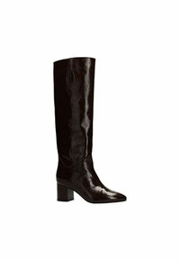 Bottes en cuir noir à hauteur de genou avec une finition brillante, bout pointu et talon épais, présentant une silhouette élégante et des détails de couture subtils.