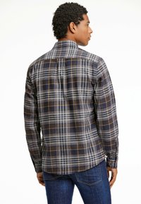 Camicia da uomo a quadri con una combinazione di colori blu navy, grigio e tan. Realizzata in tessuto leggero con colletto button-down e maniche lunghe.