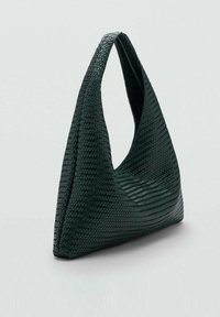 Sac à main tissé de couleur vert foncé avec une forme triangulaire unique, doté d'une poignée allongée et d'une surface texturée pour une apparence distinctive.