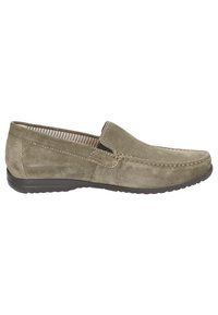 Olivegrüne Wildleder-Slipper mit runder Zehenpartie, gestickten Details und einer Gummisohle für Griffigkeit. Gestreiftes Futter sichtbar.