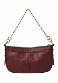 Sac en cuir bourgogne en bandoulière avec une chaîne dorée, fermeture éclair et poche avant ; présente une surface texturée et des détails cousus.