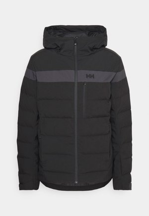 Černá zateplená bunda s kapucí, která má vodorovný šedý pruh přes hrudník, přední zip a kapsu na zip na hrudi.