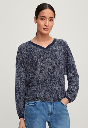 Pullover a righe navy con scollo a V, maniche lunghe e vita elastica; presenta un design testurizzato con accenti azzurri chiari.