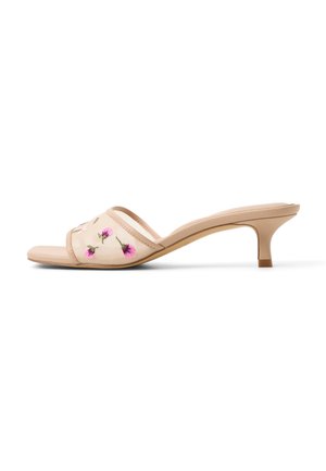 Sandale mule beige à bout ouvert avec un petit talon, ornée d'une broderie florale rose sur la large bride traversant le pied.