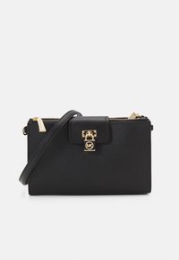 Borsa a tracolla nera in pelle con chiusura a lucchetto dorato, tasca con zip e tracolla regolabile. Finitura testurizzata e accentuazione del logo MK sul davanti.