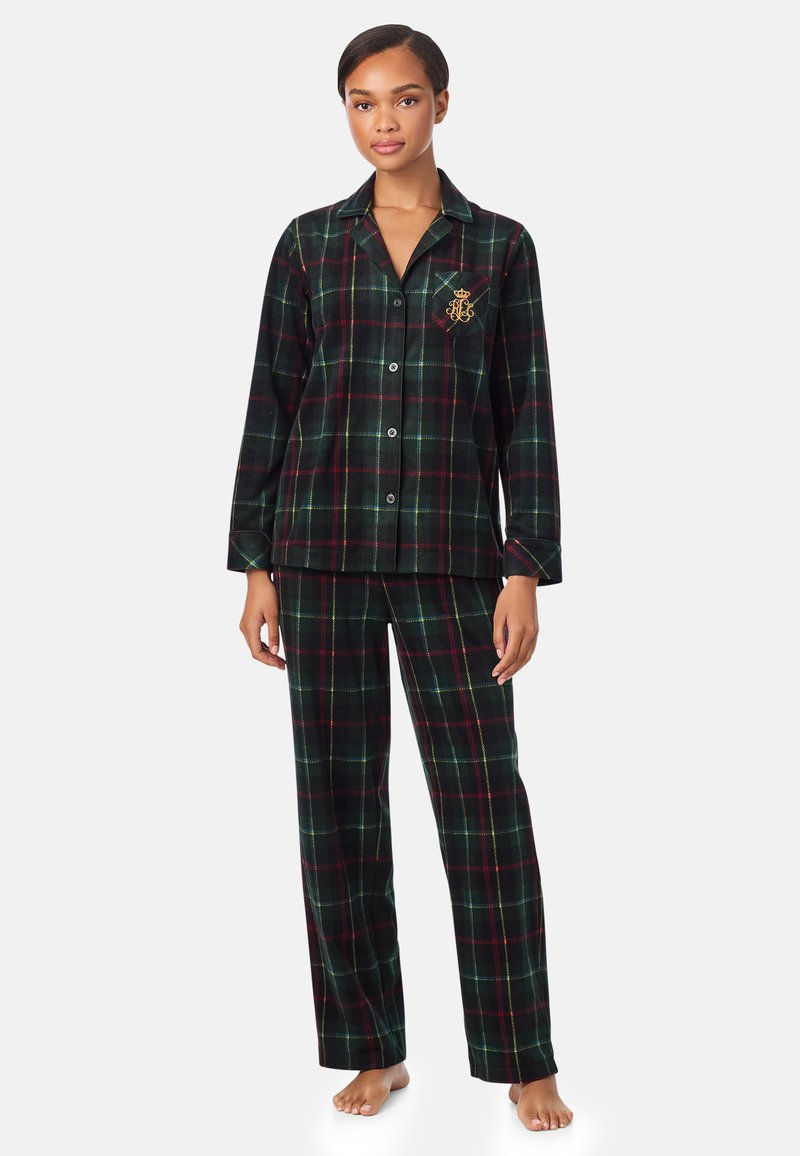 Ensemble de pyjama en flanelle à carreaux noir, vert et rouge. Haut à manches longues avec fermeture à boutons et logo de couronne brodé ; pantalon assorti.