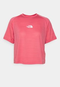 Korálově růžové tričko s krátkým rukávem a kulatým výstřihem s bílým logem "The North Face" uprostřed na hrudi.