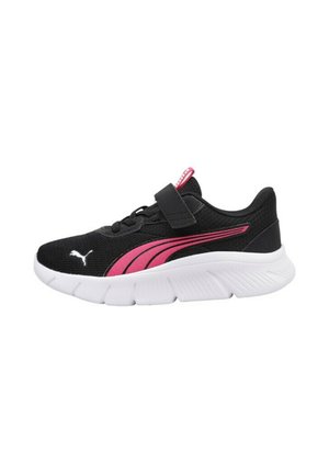 Chaussures de sport noires avec des accents roses, présentant un dessus en maille texturée, une sangle Velcro et une semelle blanche rembourrée avec des rainures.