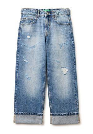 Jeans in denim blu chiaro sbiadito con toppe consumate e risvolti arrotolati, dotati di tasche frontali e passanti per cintura.