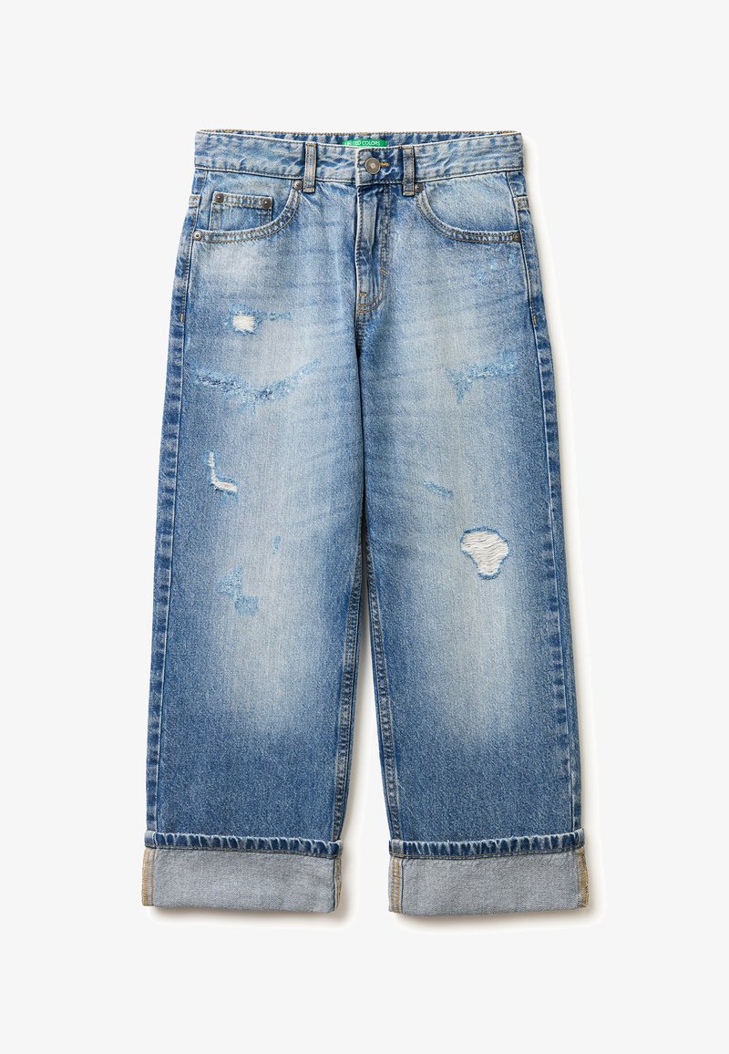 Jean en denim bleu clair délavé avec des patchs usés et des revers retroussés, doté de poches avant et de passants pour ceinture.