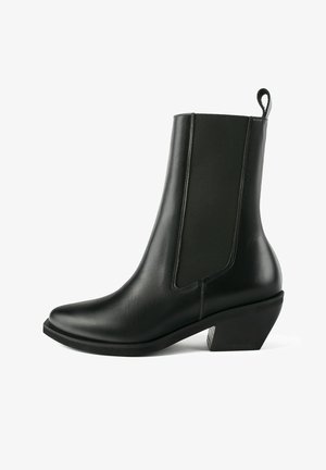 Czarne skórzane botki za kostkę z elastycznymi bocznymi panelami, spiczastym noskiem i blokowym obcasem. Gładka tekstura z minimalistycznym wzornictwem.