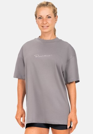 T-shirt oversize gris en mélange de coton, avec des manches courtes et un col rond, arborant une inscription en cursive blanche sur la poitrine.