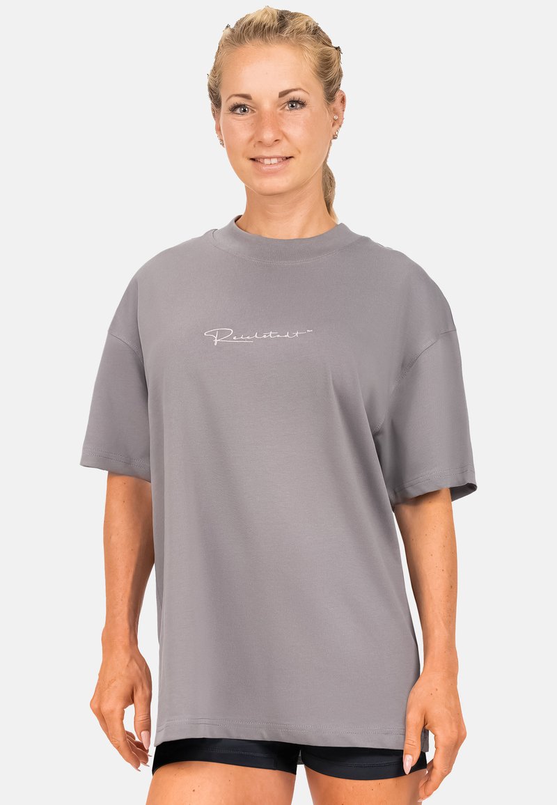 Grijze oversized t-shirt van katoenmix, met korte mouwen en een ronde hals, met witte cursieve branding over de borst.