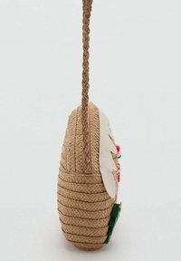 Borsa in paglia intrecciata con una trama tessuta, dettagli color crema e elementi decorativi colorati. Dotata di una tracolla e chiusura con zip.