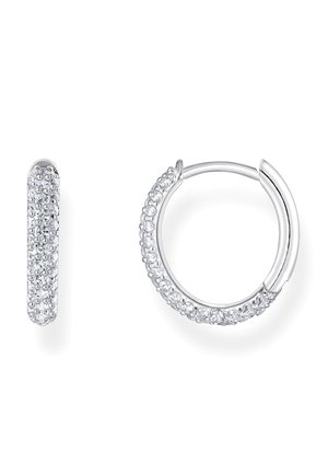 Silberne Creolen mit kleinen funkelnden Kristallen, die auf der Außenseite eingefasst sind, eine geschlossen und eine offen für die Ansicht des Verschlusses.