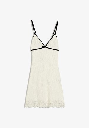Weißes Spitzen-Nachthemd mit schwarzem Besatz an den Spaghettiträgern und unter der Brust, mit einer wellenförmigen Saumlinie.