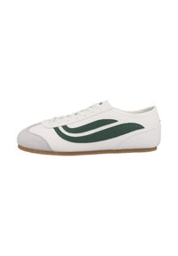 Białe sneakersy z zielonym zamszowym wzorem w falę, górna część ze skóry licowej, okrągły nos, sznurowane zapięcie oraz gumowa podeszwa. Prosty, klasyczny kształt.