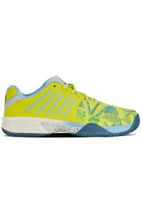 Baskets de sport vert lime avec une tige en maille texturée, des accents bleu clair, un motif complexe sur les orteils et une semelle blanche et bleue.