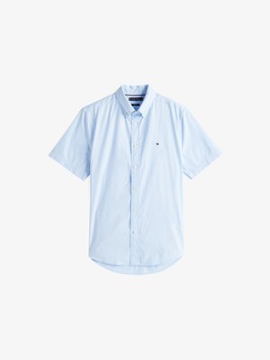Jasnoniebieska koszula z krótkim rękawem, zapinana na guziki, z kołnierzykiem i małym haftowanym logo po lewej stronie klatki piersiowej.