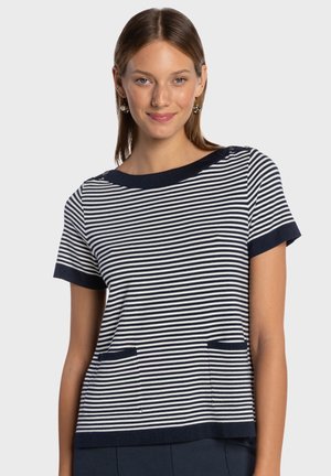 Top de manga corta con rayas en colores azul marino y blanco, escote barco, dos bolsillos delanteros y ribete sólido en azul marino.