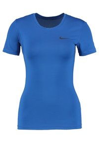 Camiseta atlética azul de manga corta con cuello redondo y pequeño logo negro de Nike en el pecho.