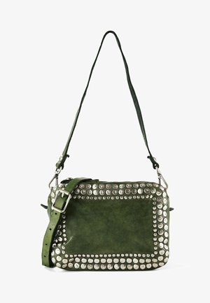 Borsa a tracolla in pelle verde decorata con borchie d'argento e una tracolla regolabile con fibbia.