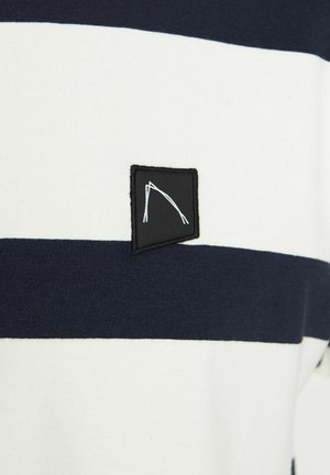 Gestreepte katoenen t-shirt met marineblauwe en witte horizontale strepen, voorzien van een zwart rechthoekig label met een minimalistisch wit ontwerp.