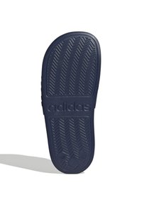 Granatowe klapki Adidas z podeszwą o teksturowanym wzorze w rybią łuskę i logo, charakteryzujące się gładką krawędzią oraz płaskim, szerokim kształtem.