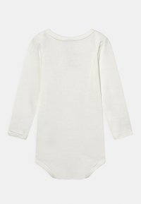Langärmliger Baby-Body aus weicher, weißer Baumwolle. Mit rundem Ausschnitt und zarter Wellenstickerei entlang des Kragens und der Bündchen.